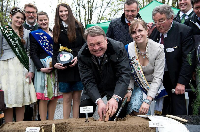 Suchen nach dem weißen Gold: Bayerns Landwirtschaftminister Helmut Brunner (M.) und Spargelkönigin Martina Reichhold (r.).
