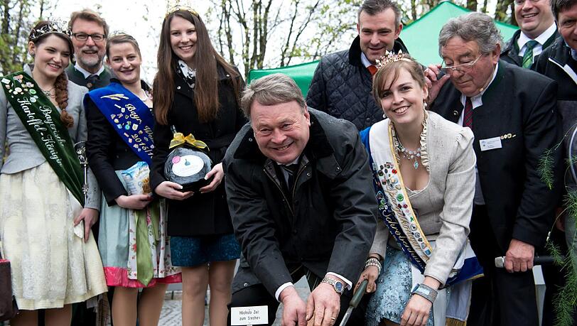 Suchen nach dem weißen Gold: Bayerns Landwirtschaftminister Helmut Brunner (M.) und Spargelkönigin Martina Reichhold (r.). Suchen nach dem weißen Gold: Bayerns Landwirtschaftminister Helmut Brunner (M.) und Spargelkönigin Martina Reichhold (r.).