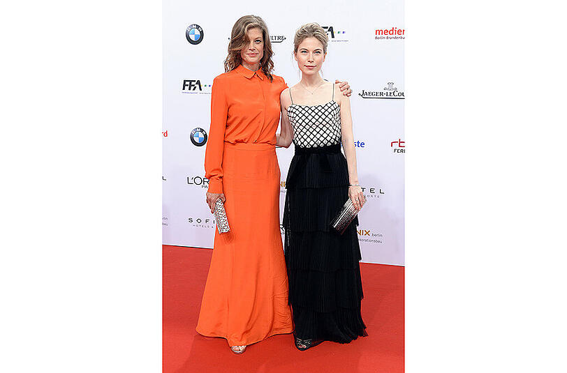 Schauspielerinnen Marie Bäumer (l) und Nora von Waldstätten auf dem roten Teppich bei der Verleihung des Deutschen Filmpreises, der Lola 2016, in Berlin.