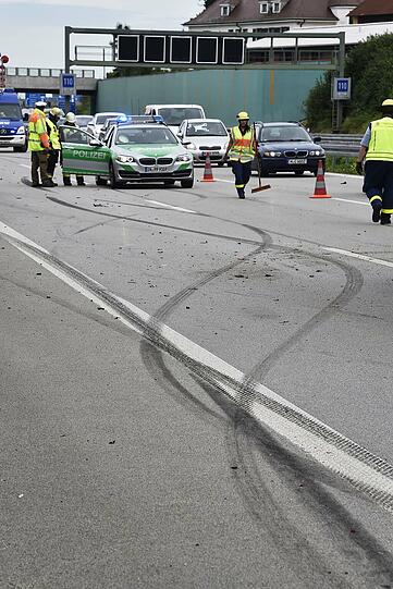 Schwerer Unfall auf der A94: Ein Mercedes-Sportwagen schoss einen Renault ab. Die Bilder von der Unfallstelle!