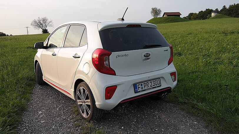 Angedeuteter Diffusor, Doppel-Auspuffendrohr - ein bisschen macht der Picanto GT Line auf dicke Hose.