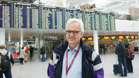 Flughafen-Seelsorger Stefan Fratzscher unterstützt Mitarbeiter und Reisende, die einer mentalen Belastung ausgesetzt sind.