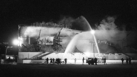 Januar 1971: Die Haupttribüne des Grünwalder Stadions brennt