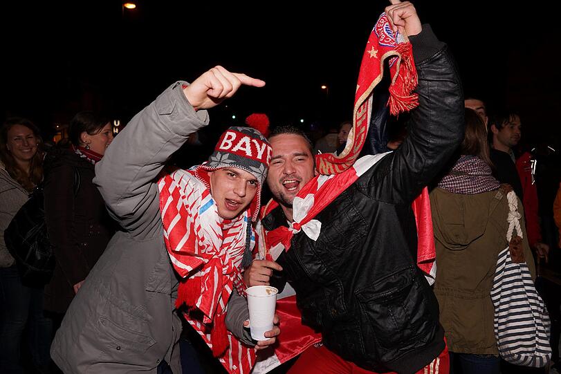 Auf der Leopoldstraße in München feiern Fans des FC Bayern München den Sieg im DFB-Pokal gegen den VfB Stuttgart.