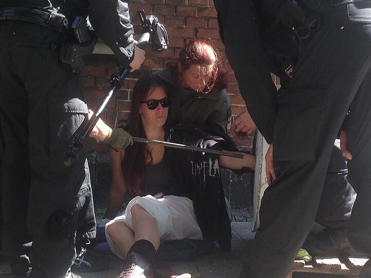 G7-Aktivisten blockieren den Schlachthof. Die Bilder...