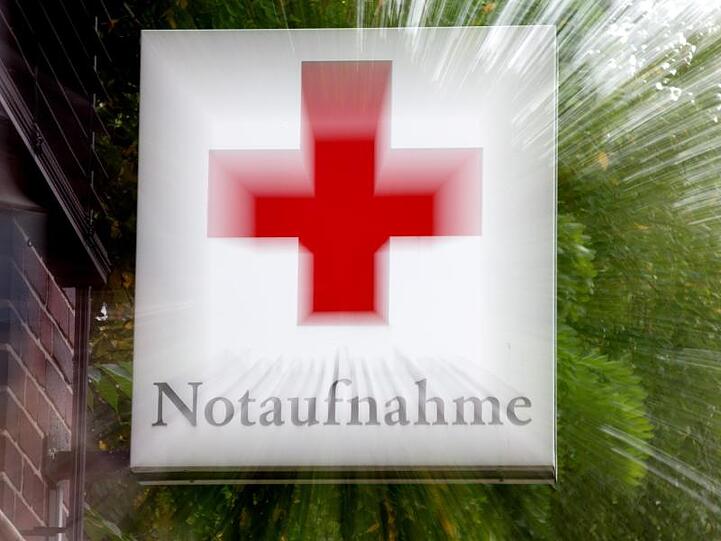 Ein Schild "Notaufnahme" mit einem roten Kreuz hängt an einem Krankenhaus. Foto: Andre Kolm/Archivbild