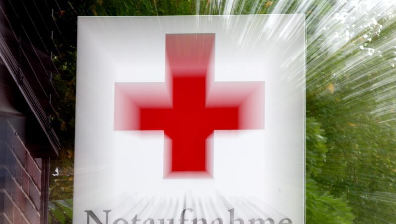 Ein Schild "Notaufnahme" mit einem roten Kreuz hängt an einem Krankenhaus. Foto: Andre Kolm/Archivbild Ein Schild "Notaufnahme" mit einem roten Kreuz hängt an einem Krankenhaus. Foto: Andre Kolm/Archivbild