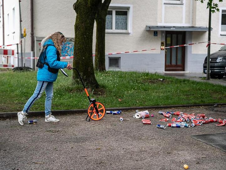 Eine Frau von der Spurensicherung am Ereignisort in München. Foto: Matthias Balk/dpa
