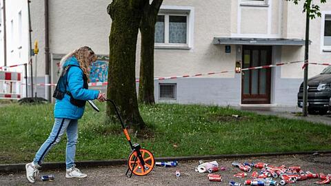 Eine Frau von der Spurensicherung am Ereignisort in München. Foto: Matthias Balk/dpa