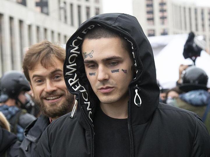 Ivan Dremin, russischer Rapper mit dem Künstlernamen "FACE", verlässt nach einem Auftritt die Demonstration.