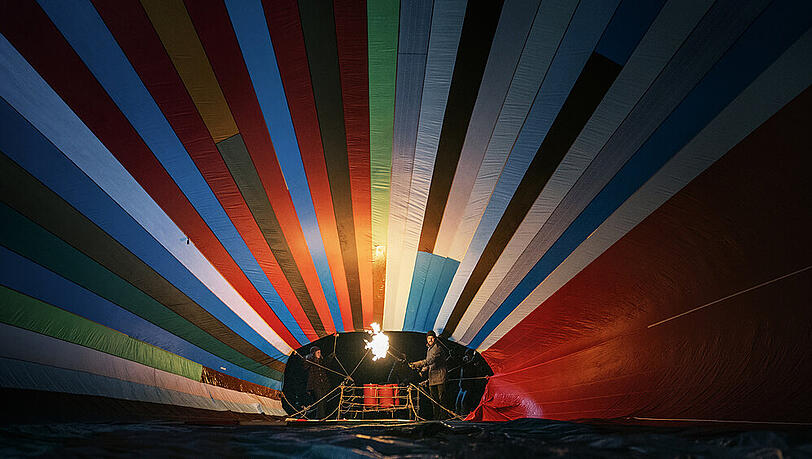 Zwei Familien wollen mit einem selbst gebauten Heißluftballon aus der DDR fliehen. Zwei Familien wollen mit einem selbst gebauten Heißluftballon aus der DDR fliehen.