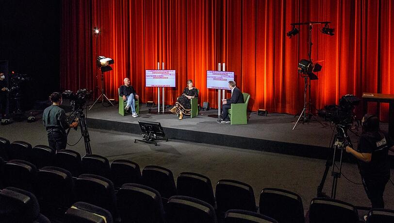 Michael Orth und Birgit Horn mit dem Moderator der Preisverleihung, Marco Vogl (rechts), im Kinopolis beim Abschluss-Dreh für das 21. Landshuter Kurzfilmfestival.