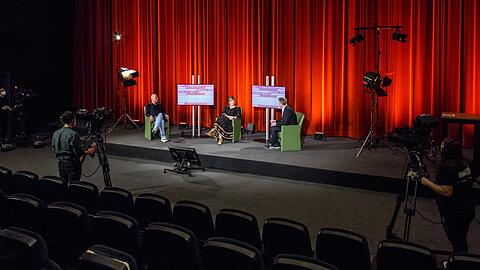 Michael Orth und Birgit Horn mit dem Moderator der Preisverleihung, Marco Vogl (rechts), im Kinopolis beim Abschluss-Dreh für das 21. Landshuter Kurzfilmfestival.