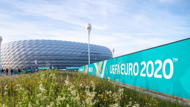 Der Schriftzug &bdquo;UEFA Euro 2020&ldquo; ist vor dem Stadion zu sehen.