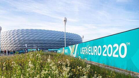 Der Schriftzug &bdquo;UEFA Euro 2020&ldquo; ist vor dem Stadion zu sehen.
