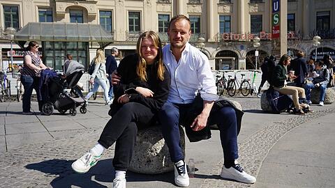 Heiko Seibel trifft seine Tochter bewusst hier, am Stachus-Brunnen. "Eine Ruheoase mitten in der Stadt", sagt er. Was andere Rastende sagen, sehen Sie in der Galerie.