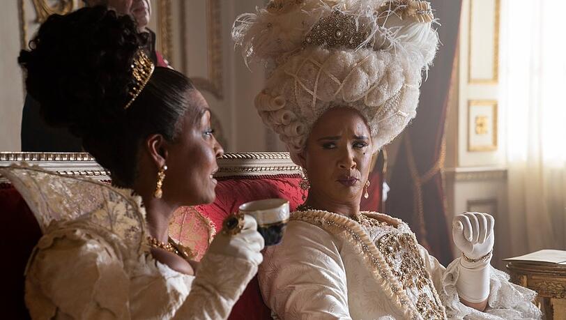 Adjoa Andoh als Lady Danbury (li.) und Golda Rosheuvel als Königin Charlotte in "Bridgerton".