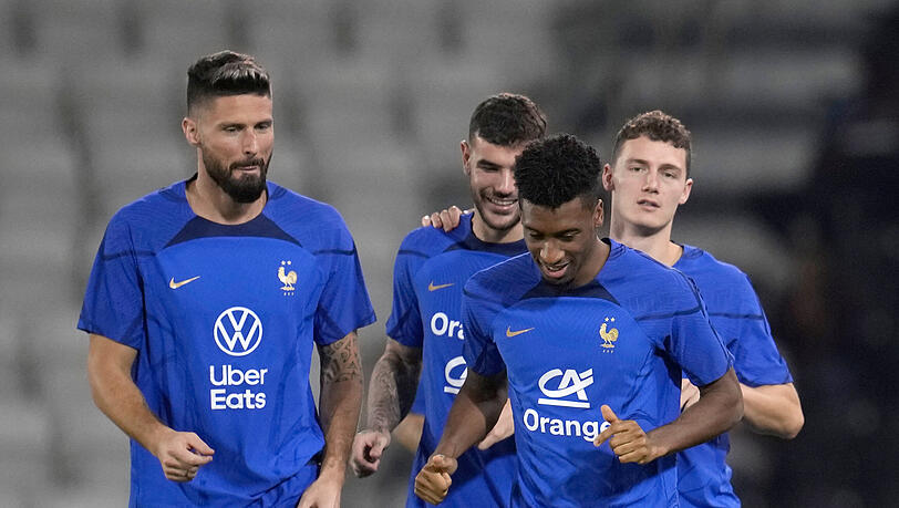 Frankreichs Olivier Giroud (l-r), Theo Hernandez, Kingsley Coman und Benjamin Pavard laufen während einer Traingseinheit.