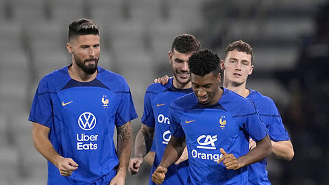 Frankreichs Olivier Giroud (l-r), Theo Hernandez, Kingsley Coman und Benjamin Pavard laufen während einer Traingseinheit.