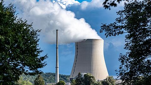 Wasserdampf steigt aus dem Kühlturm eines Atomkraftwerks in Bayern.