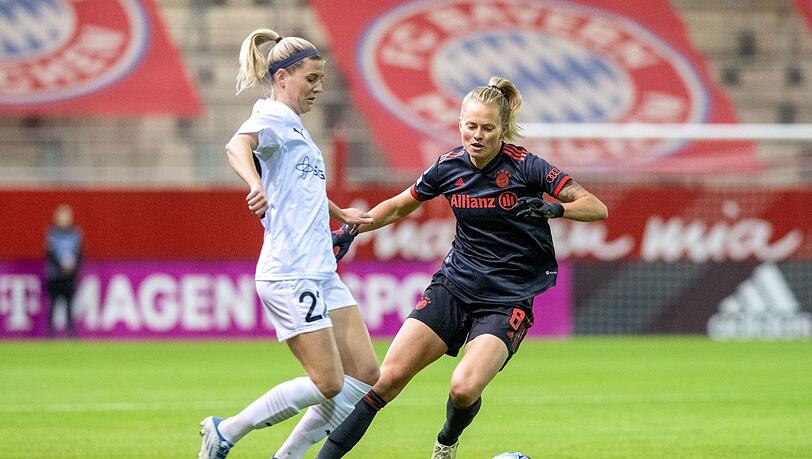 Bayerns Maximiliane Rall (r) in Aktion.