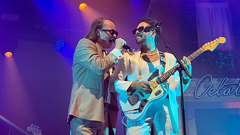 Die zwei Sänger Roy Bianco (links) & die Abbrunzati Boys beim Konzert im Tollwood Zelt