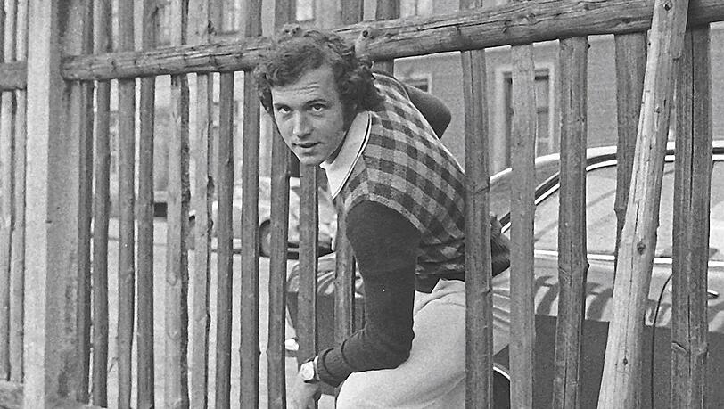 Ab durch den Zaun und rauf auf den Fußballplatz in Giesing: Fußball-Ikone Franz Beckenbauer ist ein echtes Münchner Kindl. Von Giesing aus ging es dann in die große, weite Welt – nicht nur im Fußball.