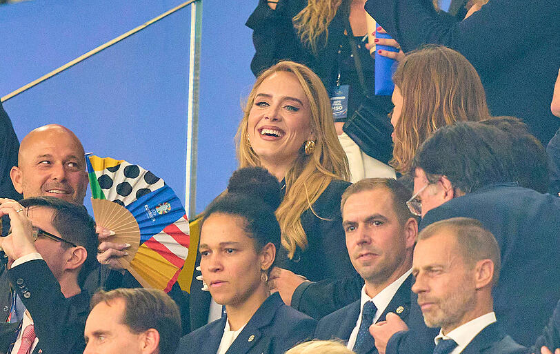 Megastar Adele ließ es sich nicht nehmen, ihr Team bei der EM in Deutschland anzufeuern. Sie saß bei der Halbfinal-Partie gegen die Niederlande auf der Tribüne.