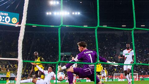 Serhou Guirassy sagt "danke". Der BVB-Stürmer beendet seine Torflaute nach einer Augsburger Slapstick-Aktion.