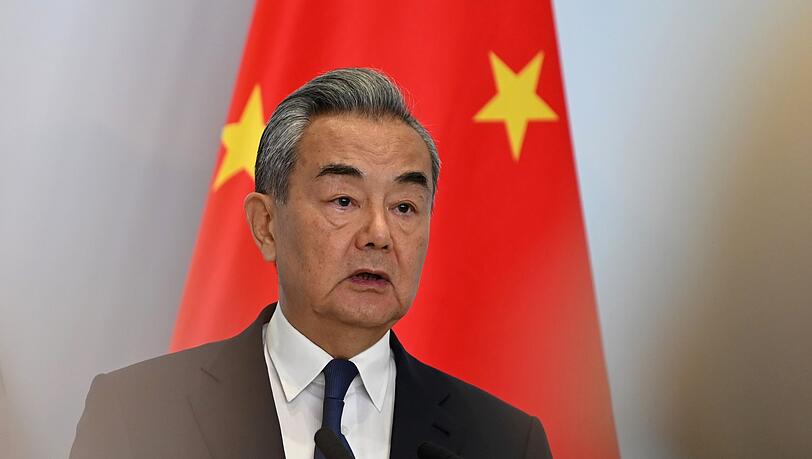 Chinas Au&szlig;enminister Wang Yi hat Vertreter aus Thailand und Kambodscha eingeladen. Durch die Gespr&auml;che soll die Waffenruhe gefestigt werden. (Archivbild)