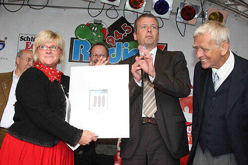 Mirella Hagin, eine der Bratwurst-Pioniere vom Christkindlesmarkt, mit Oberbürgermeister Ulrich Maly und Bratwurst-Sheriff Hartmut Frommer (von links).