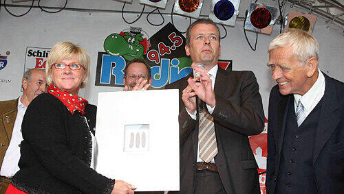 Mirella Hagin, eine der Bratwurst-Pioniere vom Christkindlesmarkt, mit Oberbürgermeister Ulrich Maly und Bratwurst-Sheriff Hartmut Frommer (von links). Mirella Hagin, eine der Bratwurst-Pioniere vom Christkindlesmarkt, mit Oberbürgermeister Ulrich Maly und Bratwurst-Sheriff Hartmut Frommer (von links).