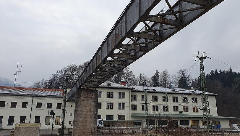 Der 80 Meter lange Fußgängersteg über die Gleise ist seit 2015 gesperrt. Mangels Sanierung wurden die Holzbohlen abmontiert, übrig blieb die nackte Konstruktion. Der 80 Meter lange Fußgängersteg über die Gleise ist seit 2015 gesperrt. Mangels Sanierung wurden die Holzbohlen abmontiert, übrig blieb die nackte Konstruktion.