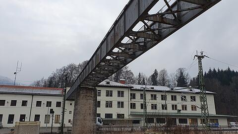 Der 80 Meter lange Fu&szlig;g&auml;ngersteg &uuml;ber die Gleise ist seit 2015 gesperrt. Mangels Sanierung wurden die Holzbohlen abmontiert, &uuml;brig blieb die nackte Konstruktion.