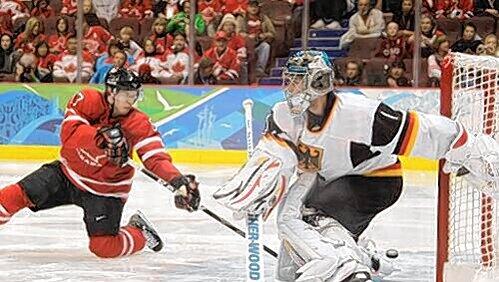 Nicht nur hier, bei Sidney Crosbys Tor im Schlussdrittel, hatte Goalie Thomas Greiss keine Chance gegen die kanadischen Stürmer. Deutschland verlor 2:8. Nicht nur hier, bei Sidney Crosbys Tor im Schlussdrittel, hatte Goalie Thomas Greiss keine Chance gegen die kanadischen Stürmer. Deutschland verlor 2:8.
