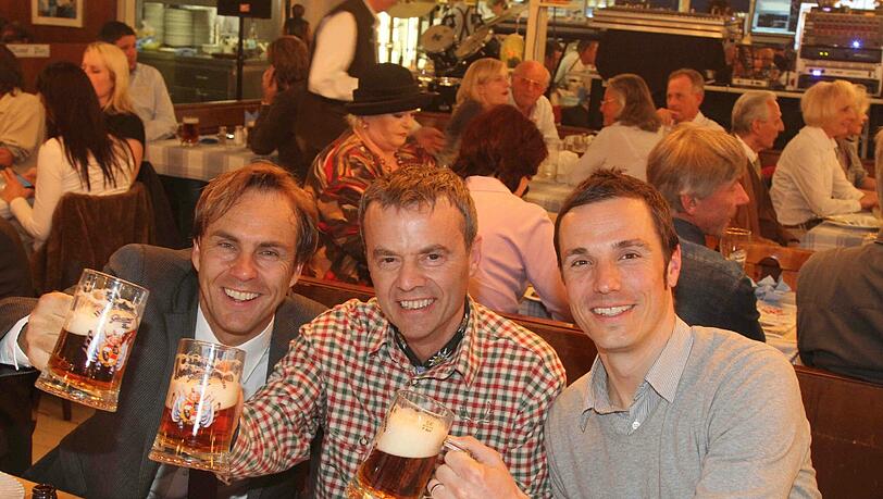 Funkhaus–Geschäftsführer Alexander Koller, Röslein-Wirt Gregor Lemke und AZ-Chefredakteur Andreas Hock (v. l.). Funkhaus–Geschäftsführer Alexander Koller, Röslein-Wirt Gregor Lemke und AZ-Chefredakteur Andreas Hock (v. l.).