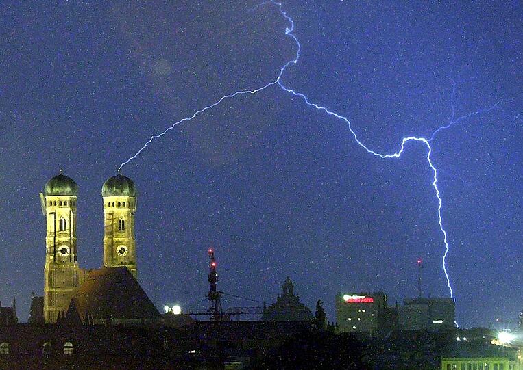 Ein Blitz schlägt in München in der Frauenkirche ein: Für das Wochenende werden wieder heftige Gewitter erwartet.