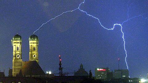 Ein Blitz schl&auml;gt in M&uuml;nchen in der Frauenkirche ein: F&uuml;r das Wochenende werden wieder heftige Gewitter erwartet.
