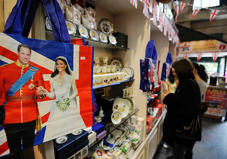 In den Souvenirläden der Londoner Innenstadt werden bereits Erinnerungsstücke zur Geburt des "Royal Babys" angeboten. Da weder Geschlecht noch Name oder Geburtstermin des kleinen Thronfolgers bislang bekannt sind, dürfte sich der Sammlerwert der "neutralen" Baby-Souvenire allerdings in Grenzen halten.