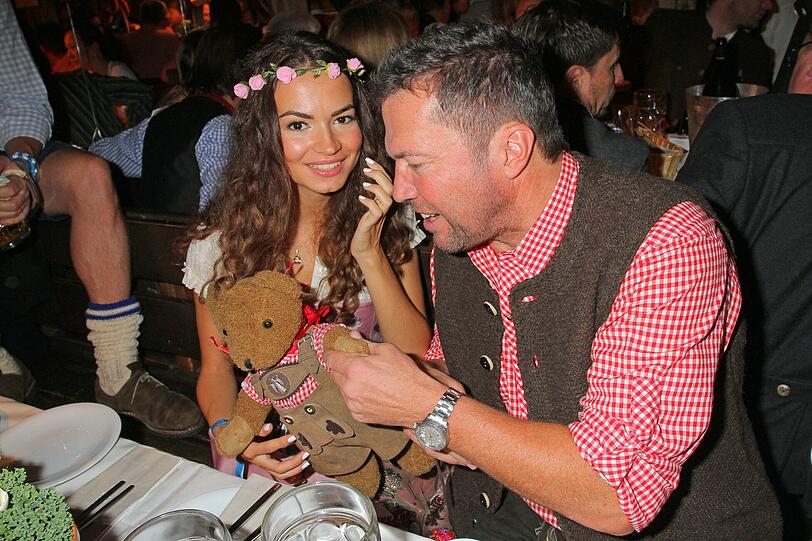 Lothar Matthäus mit seiner Verlobten Anastasia im Käferzelt.
