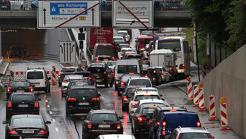 Wenn der Versicherer speichert, wer, wann, wie schnell und wohin gefahren ist, könnte sich der eine oder andere überwacht fühlen. Wenn der Versicherer speichert, wer, wann, wie schnell und wohin gefahren ist, könnte sich der eine oder andere überwacht fühlen.