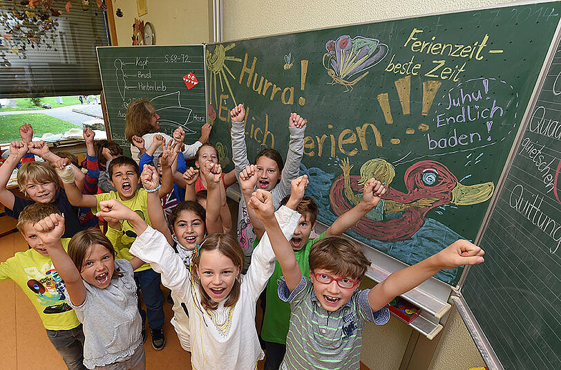 Die Schülerinnen und Schüler freuen sich über die Sommerferien.