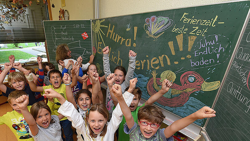 Die Schülerinnen und Schüler freuen sich über die Sommerferien. Die Schülerinnen und Schüler freuen sich über die Sommerferien.