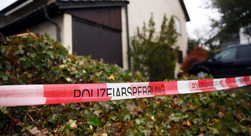 Absperrband der Polizei hängt vor dem Wohnhaus in Warthausen.