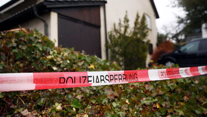 Absperrband der Polizei hängt vor dem Wohnhaus in Warthausen. Absperrband der Polizei hängt vor dem Wohnhaus in Warthausen.