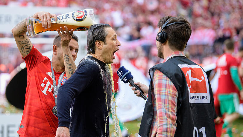 Niko Kovac kommt bei der Meisterfeier des FC Bayern das erste Mal in den Genuss einer Weißbierdusche.