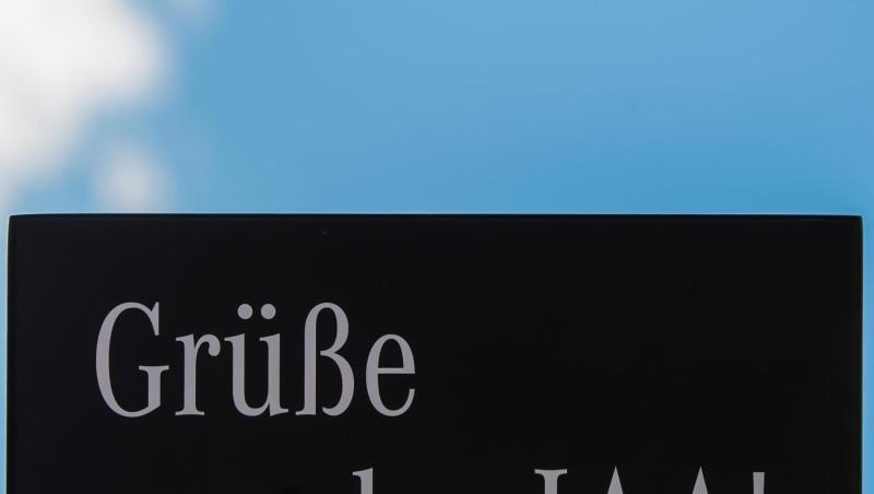 Auf dem Schild eines Ausstellers der Internationalen Automobil-Ausstellung (IAA) steht "Grüße von der IAA". Auf dem Schild eines Ausstellers der Internationalen Automobil-Ausstellung (IAA) steht "Grüße von der IAA".