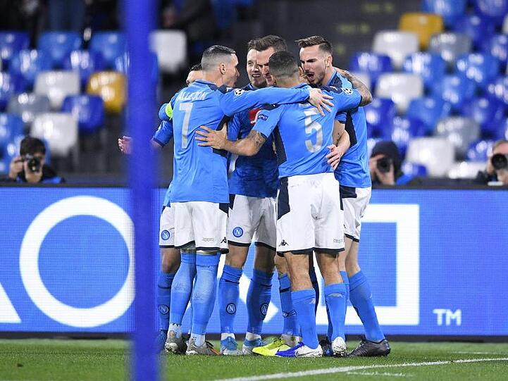 Neapels Spieler feiern den Treffer von Arkadiusz Milik (M) im Spiel gegen KRC Genk.