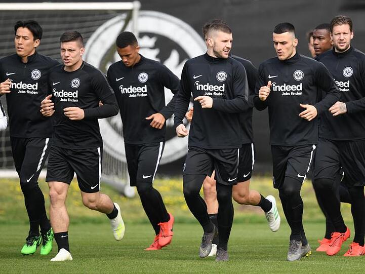 Vorbereitung auf das Spiel gegen Benfica Lissabon. Die Mannschaft von Eintracht Frankfurt trainiert in der Commerzbank-Arena.