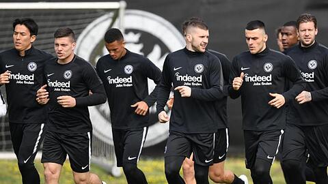 Vorbereitung auf das Spiel gegen Benfica Lissabon. Die Mannschaft von Eintracht Frankfurt trainiert in der Commerzbank-Arena.